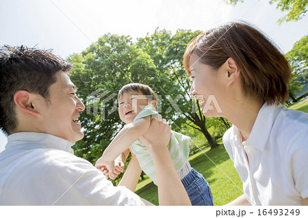 公園で息子を抱き上げる父親 16493249