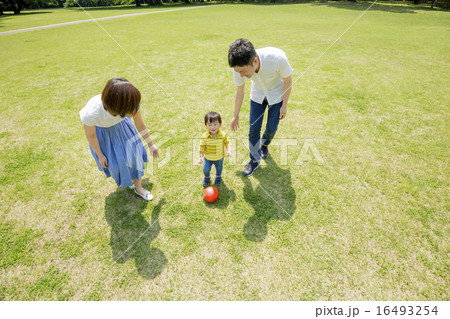 公園で遊ぶ親子 16493254