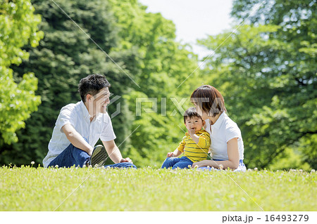 公園で遊ぶ親子 16493279