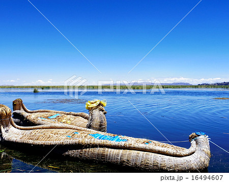 チチカカ湖とトトラ舟（Puno, Peru) 16494607