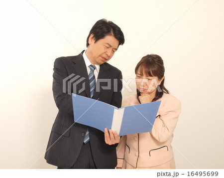 ファイルを見るシニア男性とシニア女性 16495699