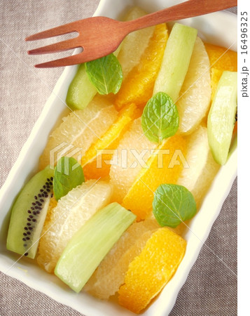 シトラスミントのマリネ(縦位置ハイアングル) シトラスミントのマリネ(縦位置ハイアングル) 16496325