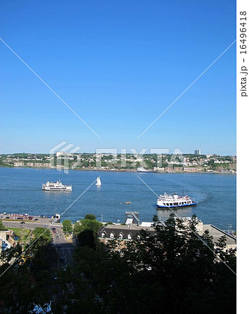 ケベック旧市街テラスデュフランからセントローレンス川,オルレアン島を望む ケベック旧市街テラスデュフランからセントローレンス川,オルレアン島を望む 16496418