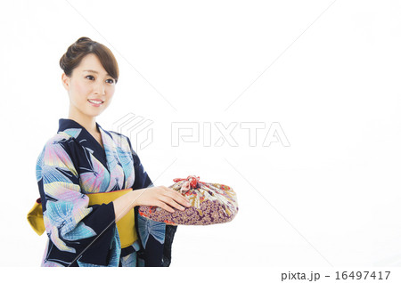 若い女性白バック 16497417