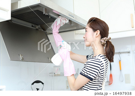 掃除をする女性 16497938