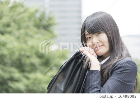 スーツ姿の女性 16499092