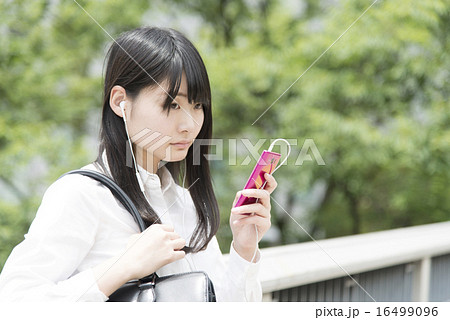 携帯で音楽を聴く女性 16499096