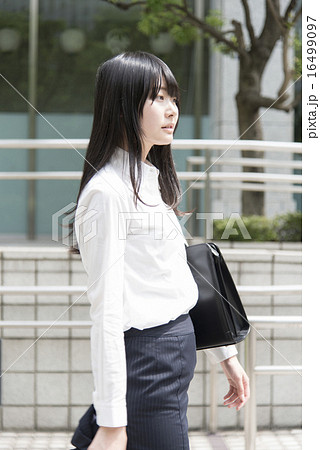 クールビズの女性 16499097