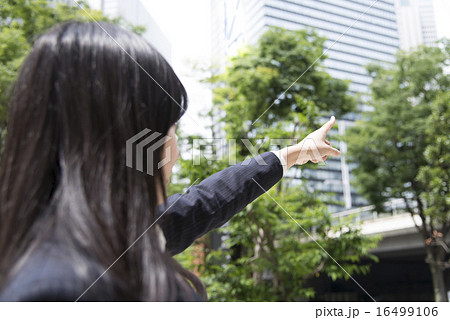 指を指すスーツ姿の女性 16499106