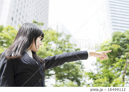 指を指すスーツ姿の女性 16499112