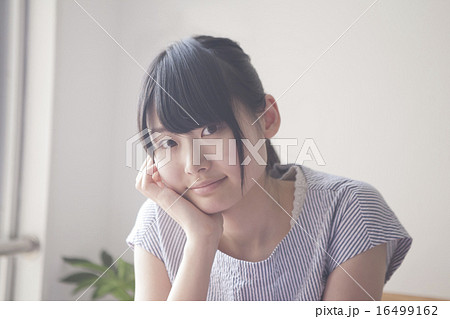カフェでくつろぐ女性 16499162