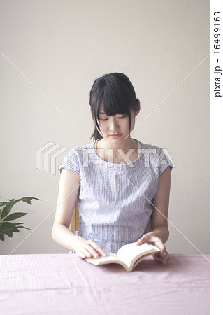 カフェで本を手に持つ女性 カフェで本を手に持つ女性 16499163