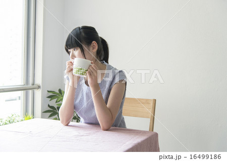 カフェでコーヒーカップを手に持つ女性 カフェでコーヒーカップを手に持つ女性 16499186
