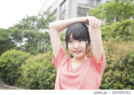 ストレッチをする女性 ストレッチをする女性 16499292