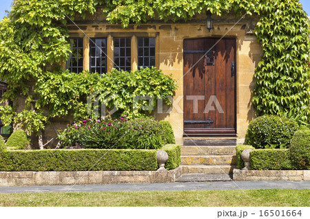 Entrance to traditional English stoned cottage 16501664