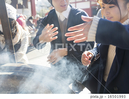 東京観光イメージ 浅草 浅草寺 線香の煙を浴びるカップル 大香炉 だいこうろの写真素材