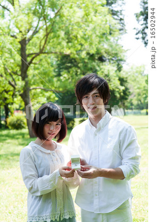 カップル男女の指輪プレゼントシーン カップル男女の指輪プレゼントシーン 16502944