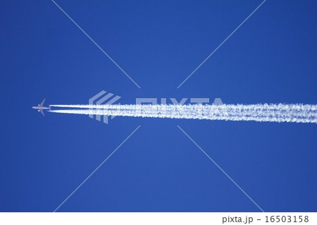快晴の青空を飛行機雲を引きながら飛行するジェット旅客機 快晴の青空を飛行機雲を引きながら飛行するジェット旅客機 16503158