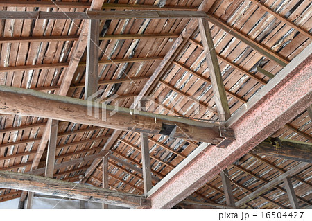 蔵の梁 日本の蔵の柱 日本古来の建物の写真素材 [16504427] - PIXTA