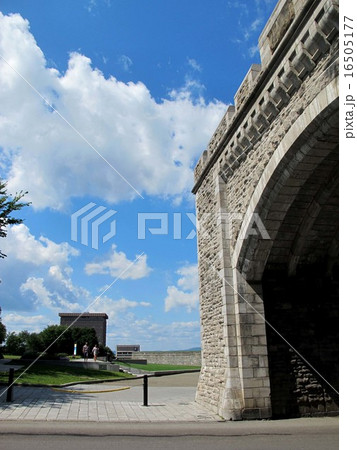 ケベック旧市街歴史地区世界遺産サンジャン門から城壁,砲兵公園,新市街を望む ケベック旧市街歴史地区世界遺産サンジャン門から城壁,砲兵公園,新市街を望む 16505177