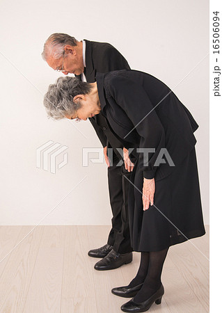 喪服姿のシニア 喪服姿のシニア 16506094