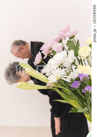 喪服姿のシニア 喪服姿のシニア 16506096
