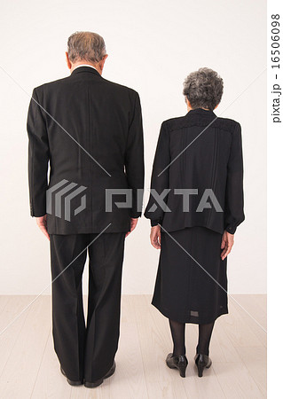 喪服姿のシニア 喪服姿のシニア 16506098