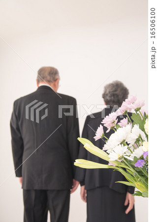 喪服姿のシニア 16506100