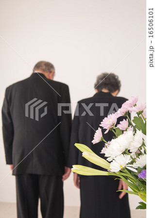 喪服姿のシニア 喪服姿のシニア 16506101