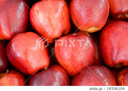 neatly folded red apples 16506104