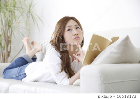 読書する若い女性 16513172