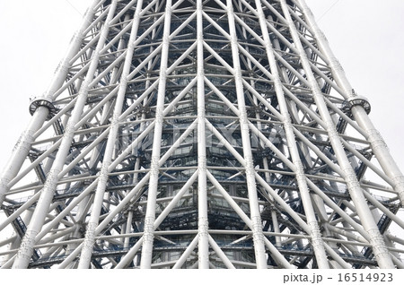 白い鉄骨の建物 16514923