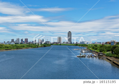 鹿浜橋より青空が広がる川口元郷の住宅街を臨む 鹿浜橋より青空が広がる川口元郷の住宅街を臨む 16515195