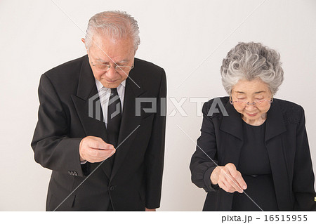喪服姿のシニア 16515955