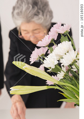 喪服姿のシニア 喪服姿のシニア 16516093