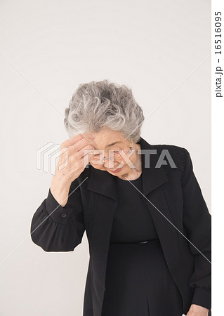喪服姿のシニア 16516095