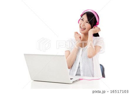 音楽を聴く女性 ヘッドフォン ストリーミングサービス 音楽を聴く女性 ヘッドフォン ストリーミングサービス 16517103