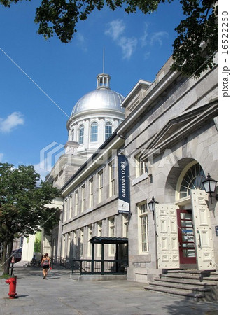 モントリオール旧市街の銀色に輝くドーム屋根のボンスクールマーケットの写真素材