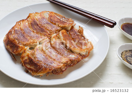 羽根つき餃子(横位置•上部に箸) 羽根つき餃子(横位置•上部に箸) 16523132