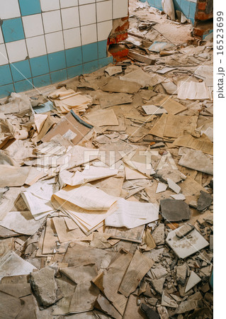 Dilapidated Abandoned House In Chernobyl Resettlement Zone. Chor 16523699