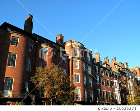 ボストン旧市街夕暮れのビーコンヒル赤レンガの瀟洒な住宅街の街並みの写真素材