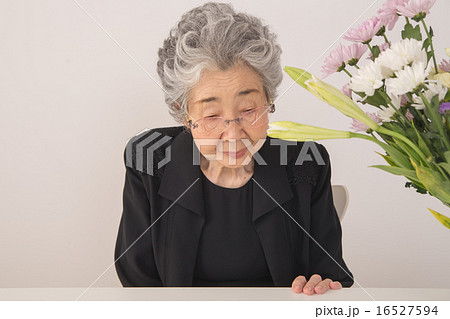 喪服姿のシニア 16527594