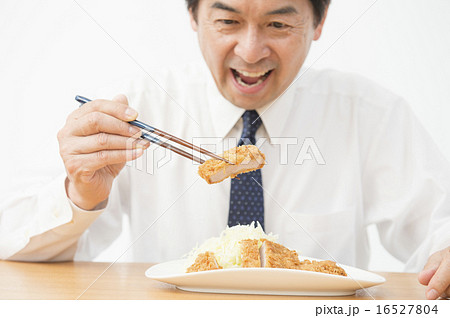 とんかつを食べる男性 16527804