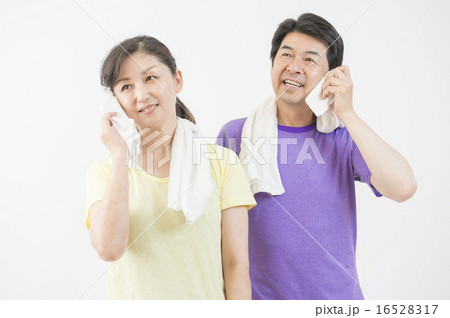 スポーツウエアのミドル男女 16528317