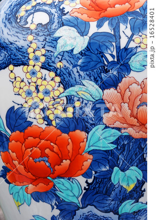 伊万里市大川内山の鍋島焼のデザイン 16528401