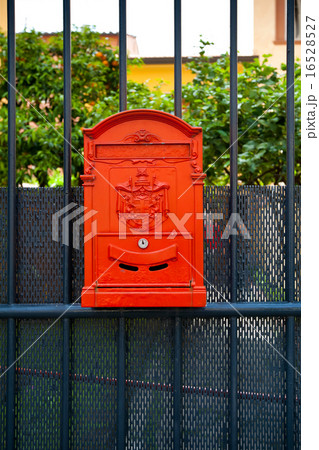 Red mailbox 16528527