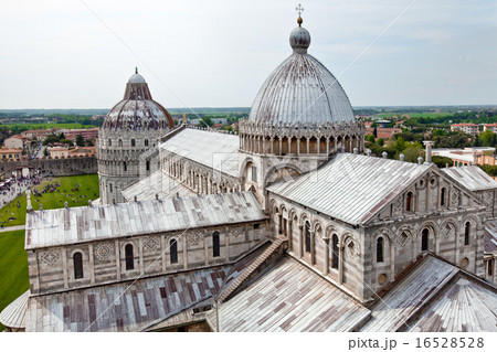 Cathedral La piazza del Suomo in Pisa, Italy 16528528