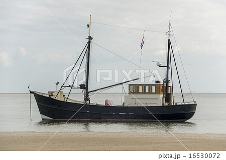 Dutch fishing boat near beach 16530072