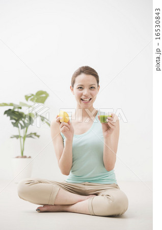 野菜ジュースを飲む女性 16530843