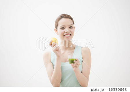 野菜ジュースを飲む女性 16530848